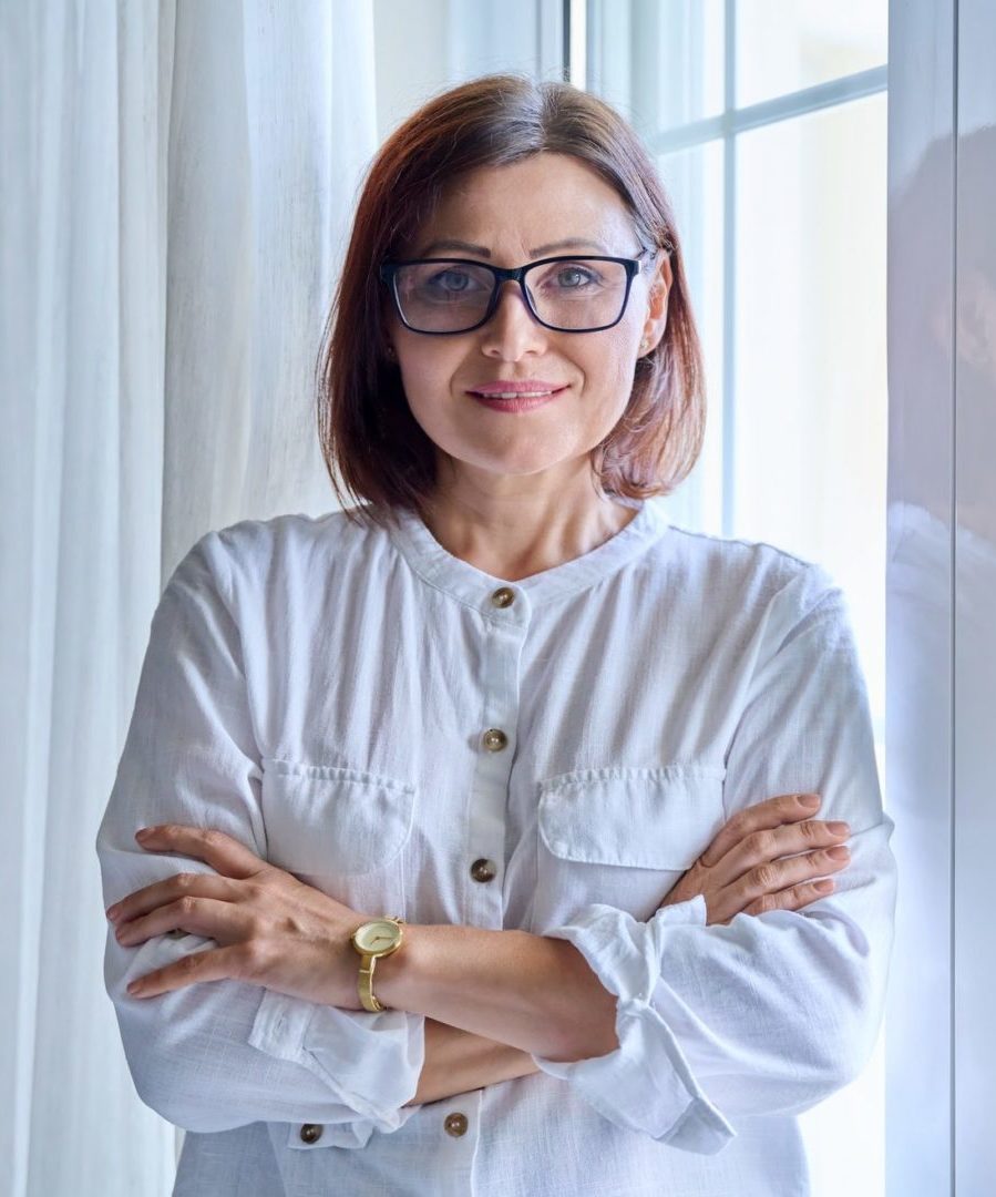 Inicio 3 portrait of a mature confident woman looking into the camera e1656484623438